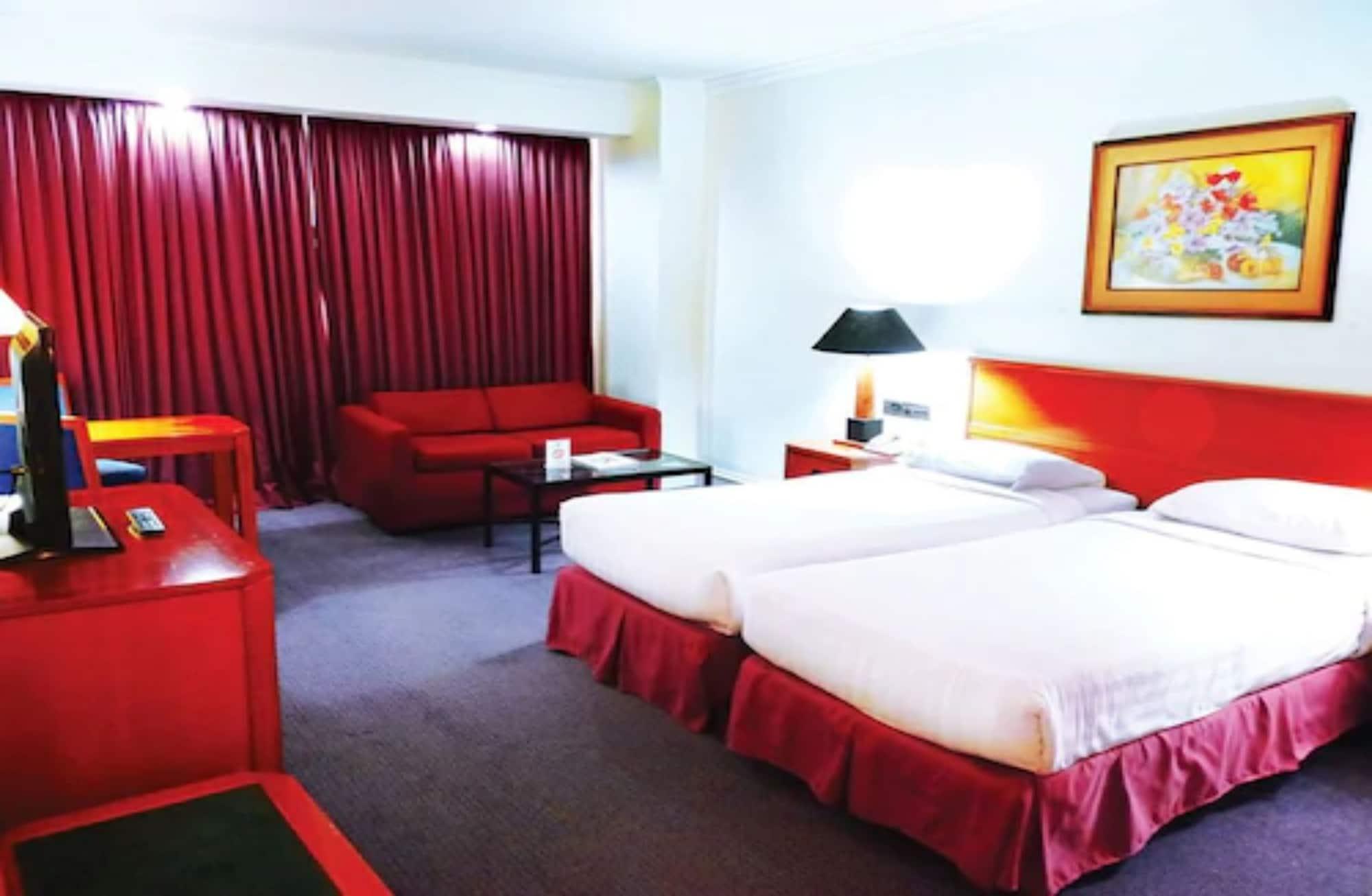 Surabaya Suites Hotel Powered By Archipelago Extérieur photo