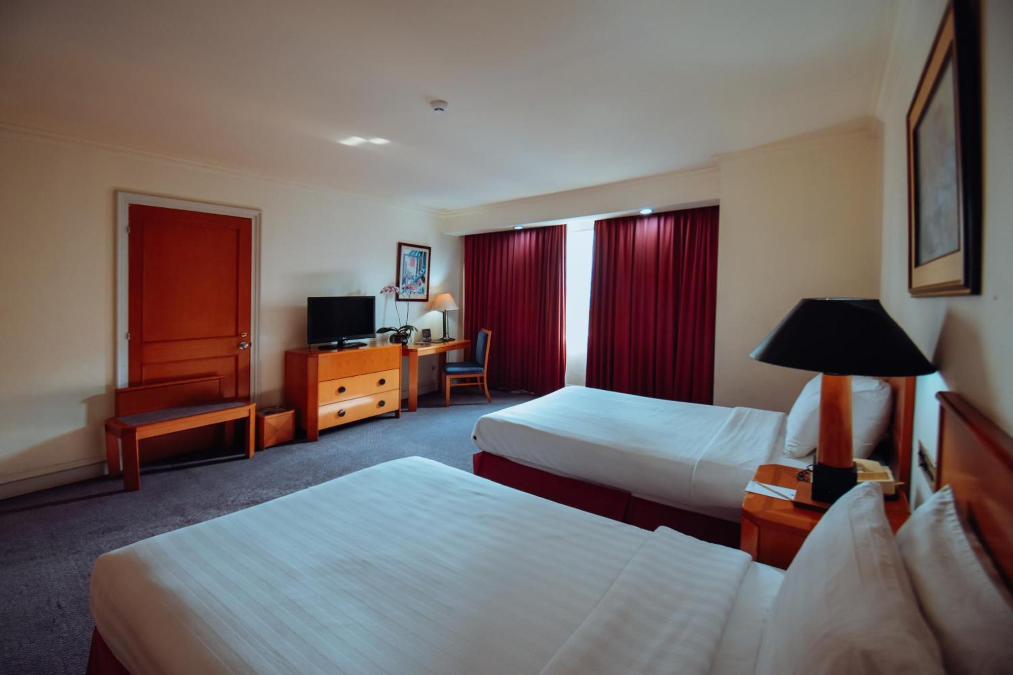 Surabaya Suites Hotel Powered By Archipelago Extérieur photo
